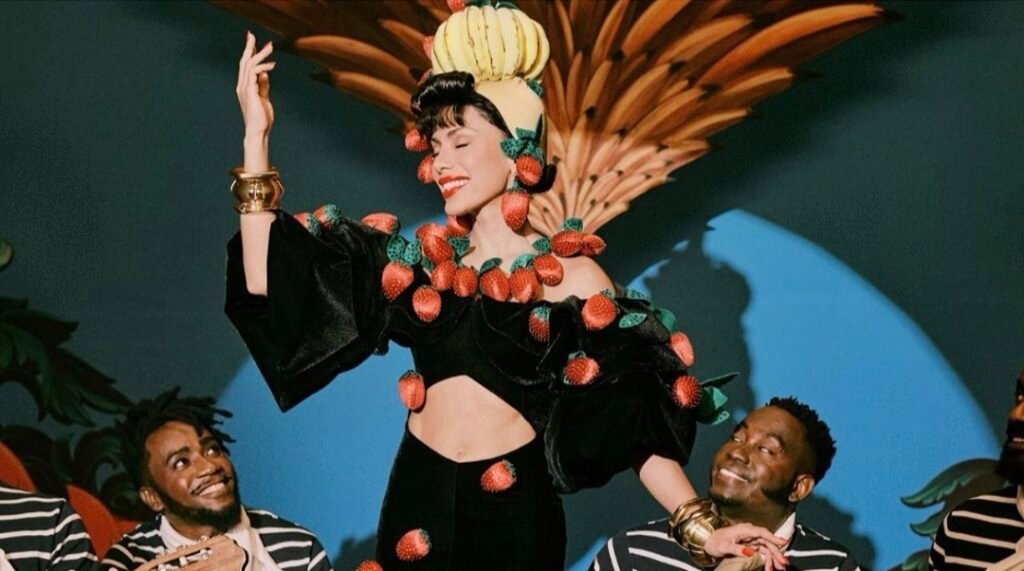 Anitta lança Equilibrivm ll com referência a Carmen Miranda