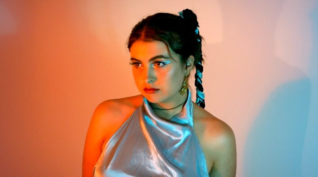 Zoé Hammer transforma uma vida entre três países em “Birdlike”